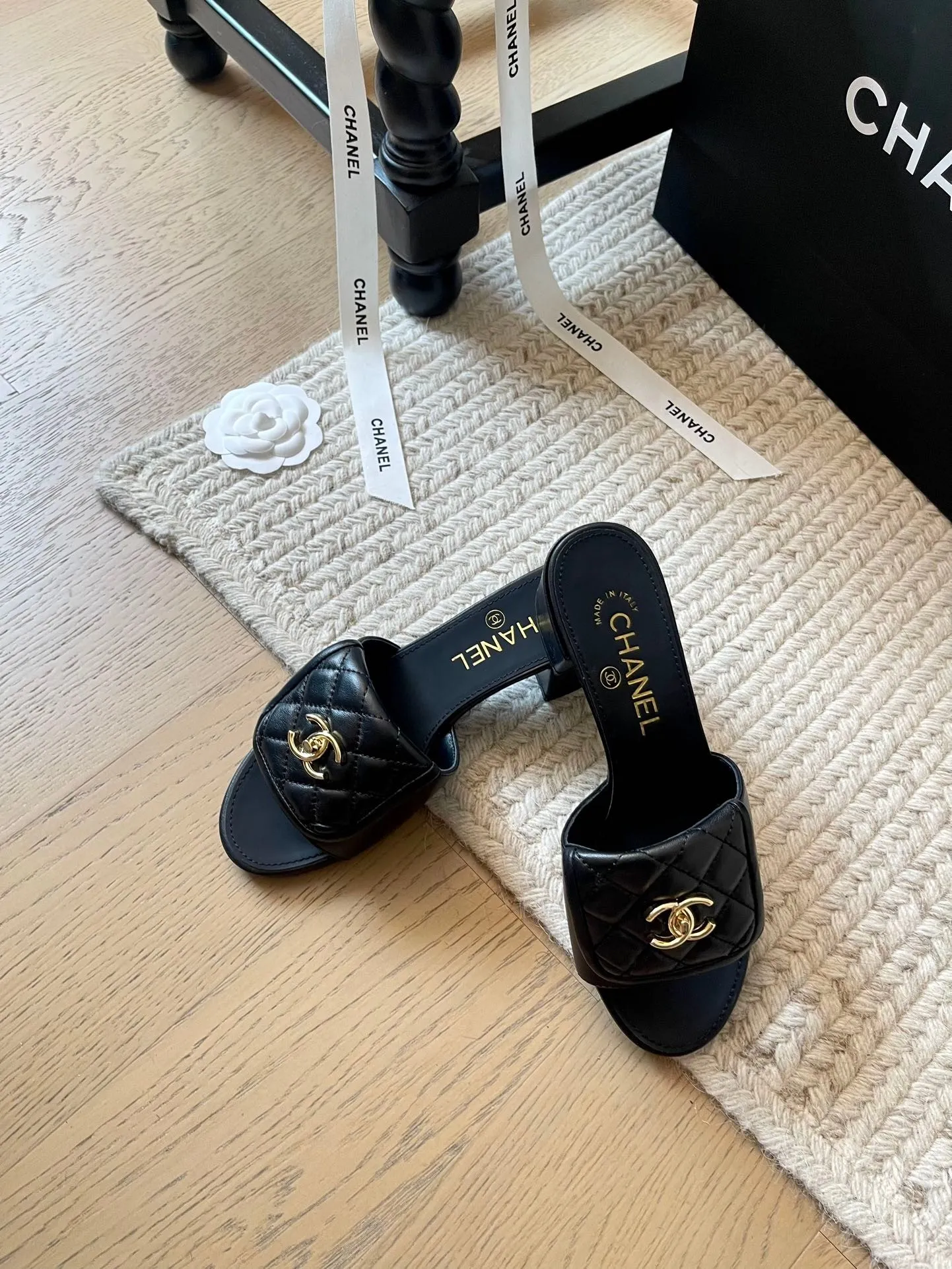 👟👟Ex-factory price 420👟👟 Chanel new early spring schoolbag buckle flat bottom/thick heel slippers series!  Classic rhombus pattern that you never get tired of😌 Upper: Sheepskin lining Outsole: Genuine leather outsole Heel height: 5cm Size: 35-39 40 41 42 Customized, non-refundable and non-exchangeable